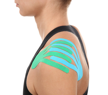 Kinesio Tape auf Frauenschulter